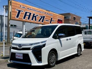 2021 Toyota Voxy III (R80) Рестайлинг, белый, 2250000 рублей, вид 1