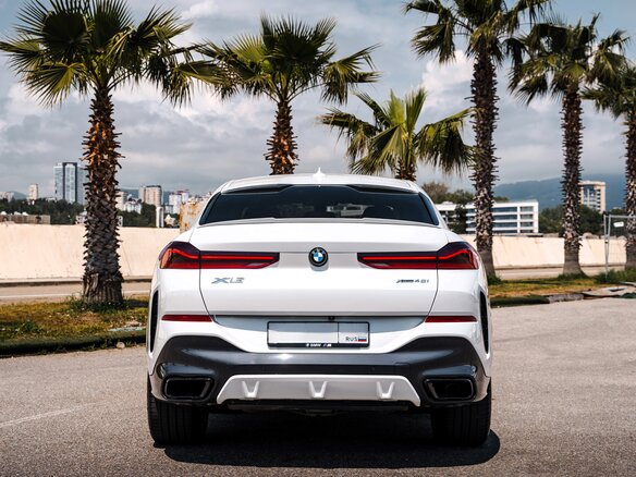 2020 BMW X6 40i III (G06), белый, 7499900 рублей - вид 10