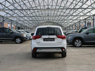2019 Mitsubishi Outlander III Рестайлинг 3, белый, 2060000 рублей, вид 4