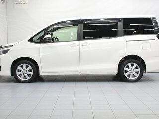 2014 Toyota Voxy III (R80), белый, 1679000 рублей, вид 2