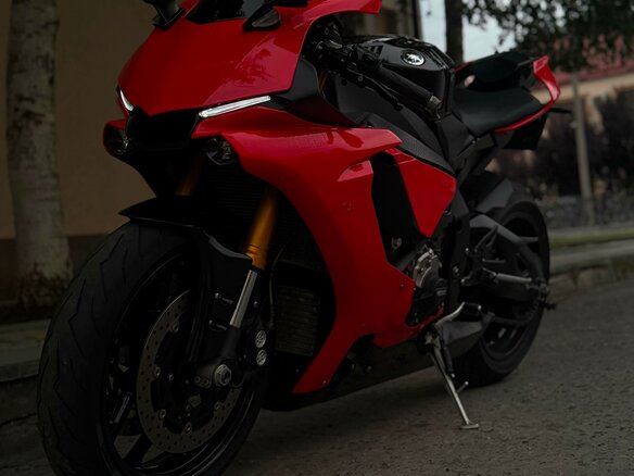 2015 Yamaha YZF-R1, красный, 1200000 рублей