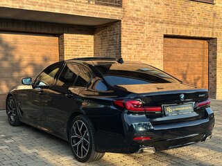 2022 BMW 5 серии 540i VII (G30/G31/G38) Рестайлинг, чёрный, 4590000 рублей, вид 4