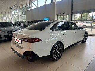 2025 BMW 5 серии 523d VIII (G60/G61/G68), белый, 7650000 рублей, вид 3