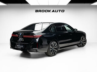 2026 BMW 7 серии 740 xDrive VII (G70) Рестайлинг, чёрный, 26290000 рублей, вид 4