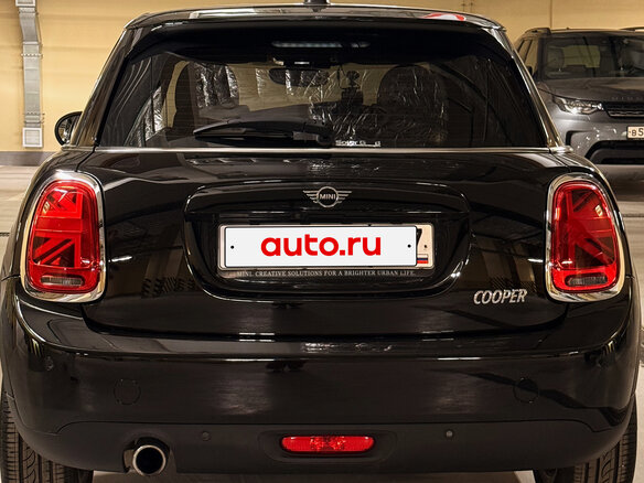 2020 Mini Hatch Cooper III (F55/F56) Рестайлинг, чёрный - вид 3