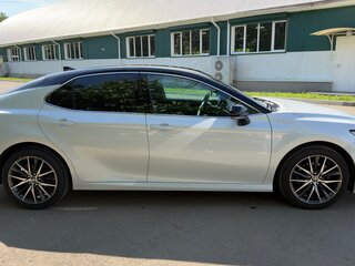 2021 Toyota Camry VIII (XV70) Рестайлинг, белый, 3200000 рублей, вид 3
