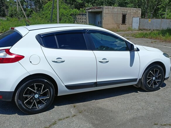 2013 Renault Megane III Рестайлинг, белый, 850000 рублей - вид 2