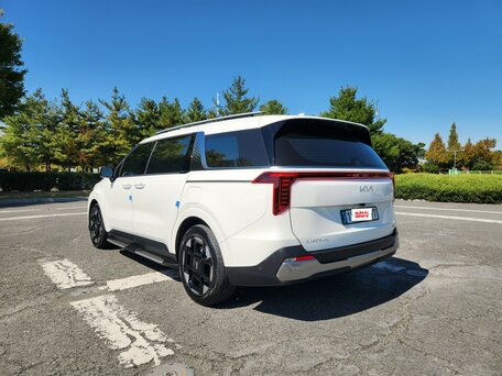 2024 Kia Carnival IV Рестайлинг, белый, 4880000 рублей, вид 4