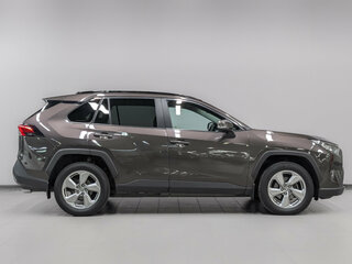 2020 Toyota RAV4 V (XA50), коричневый, 2990000 рублей, вид 4