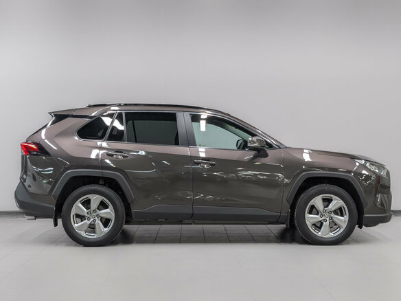 2020 Toyota RAV4 V (XA50), коричневый, 2955000 рублей - вид 3