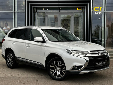 2017 Mitsubishi Outlander III Рестайлинг 2, белый, 1840000 рублей, вид 2
