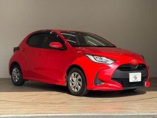 2022 Toyota Yaris IV, красный, 1014000 рублей, вид 1