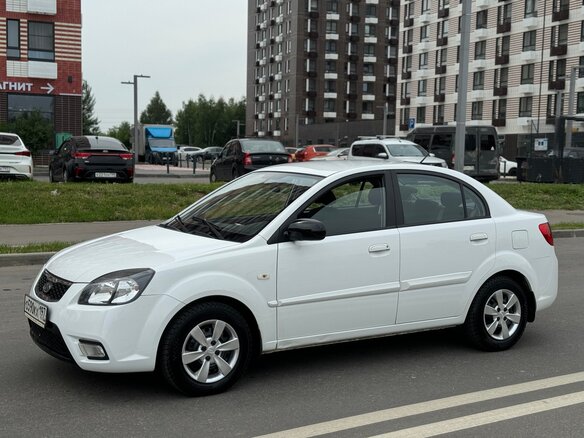 2011 Kia Rio II Рестайлинг, белый - вид 2