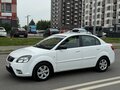2011 Kia Rio II Рестайлинг, белый - вид 2