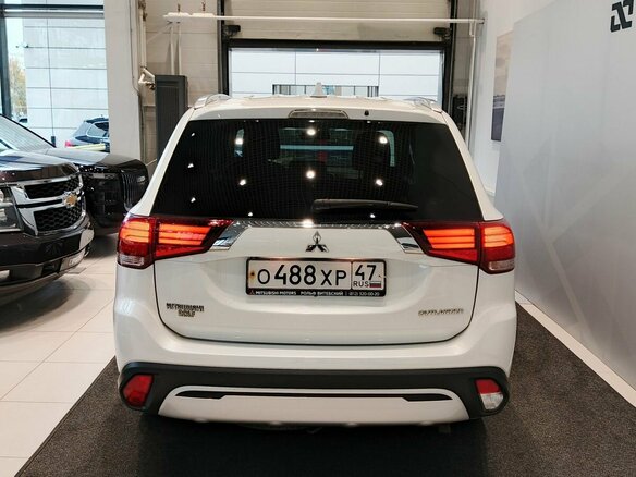 2019 Mitsubishi Outlander III Рестайлинг 3, белый, 1870000 рублей - вид 6