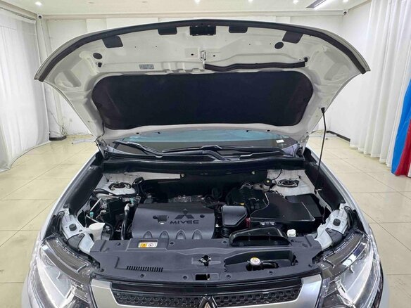 2022 Mitsubishi Outlander III Рестайлинг 3, белый, 1800000 рублей - вид 17