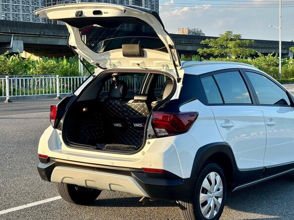 2021 Toyota Yaris L XP150 Рестайлинг, белый - вид 3