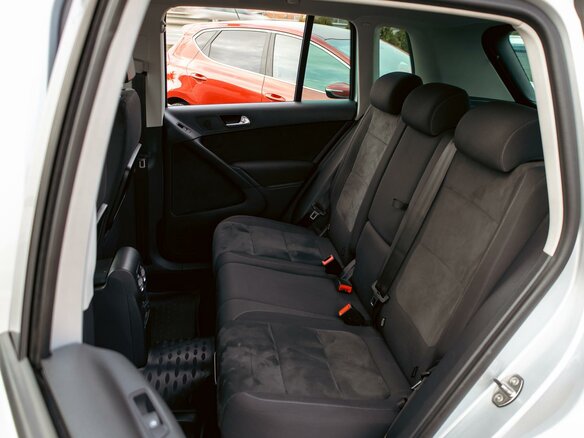 2016 Volkswagen Tiguan I Рестайлинг, серебристый, 1595000 рублей - вид 16