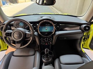 2023 Mini Hatch Cooper III (F55/F56) Рестайлинг 2, жёлтый, 2400000 рублей, вид 4