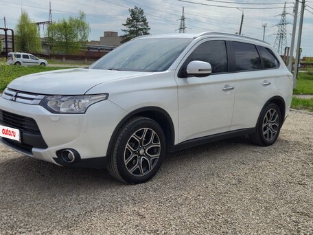 2014 Mitsubishi Outlander III Рестайлинг, белый, 1599000 рублей, вид 1