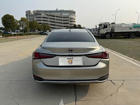 2022 Lexus ES 200 VII Рестайлинг, серый, 3157000 рублей, вид 4