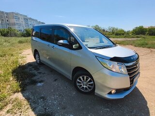 2016 Toyota Noah III (R80), серебристый, 2100000 рублей, вид 3