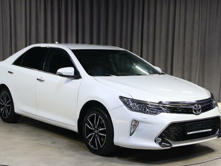 2017 Toyota Camry VII (XV50) Рестайлинг 2, белый, 1899000 рублей, вид 3