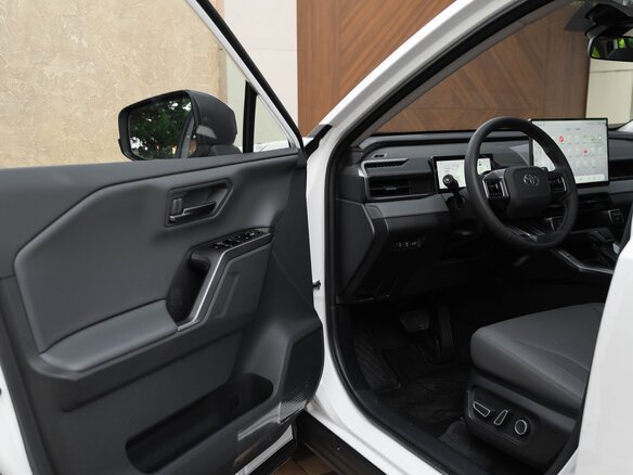 2026 Toyota RAV4 VI (XA60), белый - вид 16