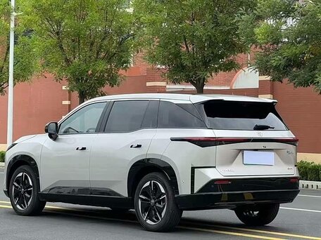 2026 Toyota bZ3X 58.3 kWh, серебристый, 2970000 рублей, вид 3