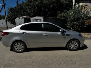 2014 Kia Rio 4-speed III, серебристый, 890000 рублей, вид 4