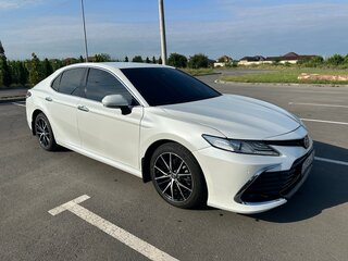 2021 Toyota Camry VIII (XV70), белый, 2490000 рублей, вид 4