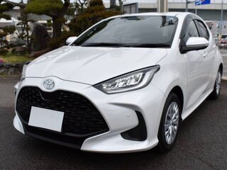 2022 Toyota Yaris IV, белый, 1116000 рублей, вид 2