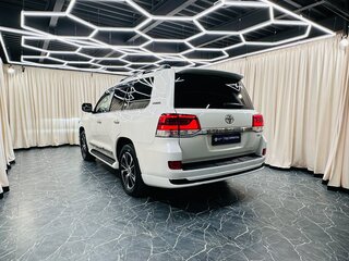 2020 Toyota Land Cruiser 200 Series Рестайлинг 2, белый, 9999900 рублей, вид 4