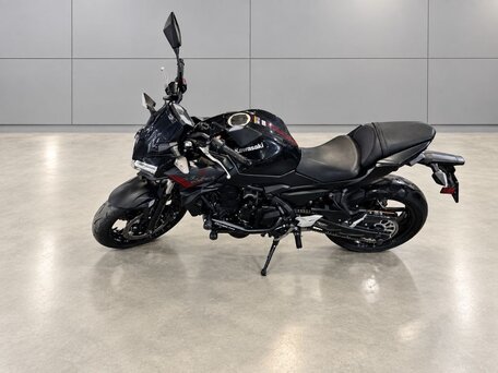 2021 Kawasaki Z 650, чёрный, 740000 рублей, вид 4