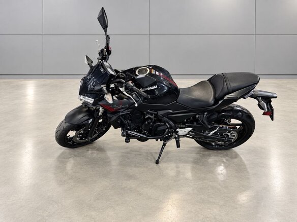 2021 Kawasaki Z 650, чёрный, 700000 рублей - вид 3