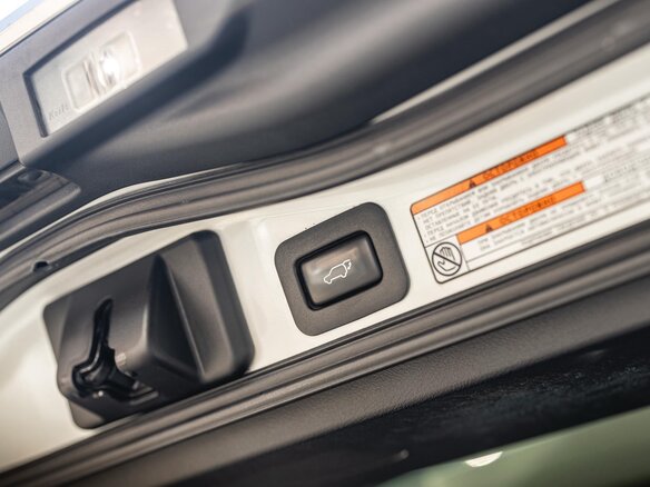 2018 Lexus LX 450d III Рестайлинг 2, белый, 8600000 рублей - вид 15