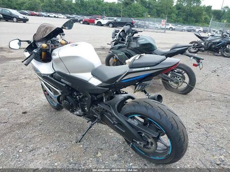 2025 Suzuki GSX-R 1000, синий, 1477496 рублей, вид 4