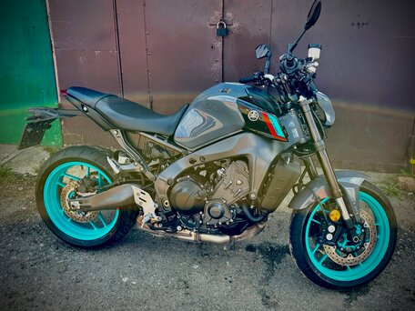 2023 Yamaha MT-09 (FZ-09), серый, 1100000 рублей, вид 2