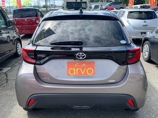 2023 Toyota Yaris IV, серый, 1150000 рублей, вид 5