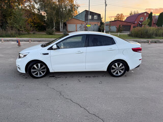 2015 Kia Rio III Рестайлинг, белый, 1350000 рублей, вид 5