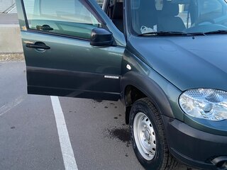 2018 Chevrolet Niva I Рестайлинг, серый, 899999 рублей, вид 2