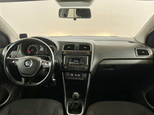 2017 Volkswagen Polo V Рестайлинг, синий - вид 4