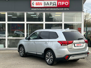 2019 Mitsubishi Outlander III Рестайлинг 3, серебристый, 1950000 рублей, вид 3