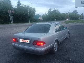 1998 Mercedes-Benz E-Класс 220 II (W210, S210), серебристый, 231000 рублей, вид 4