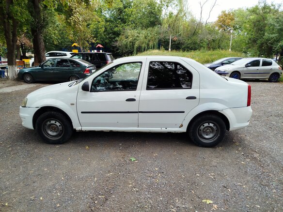 2012 Renault Logan I Рестайлинг, белый, 210000 рублей - вид 2