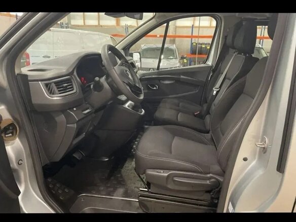 2023 Renault Trafic L2 III Рестайлинг, серебристый, 4342000 рублей - вид 4