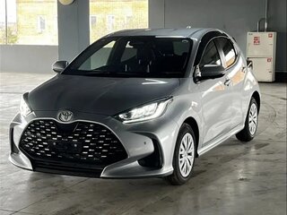 2023 Toyota Yaris IV, серебристый, 990000 рублей, вид 1