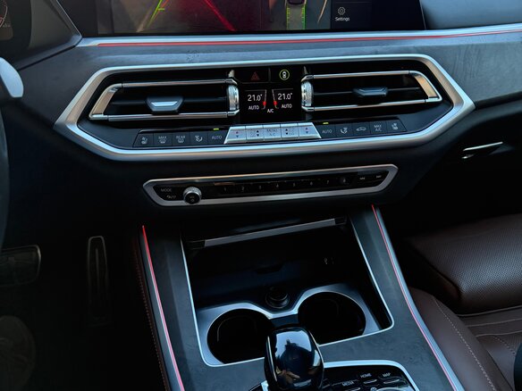 2021 BMW X5 M50i IV (G05/G18), фиолетовый, 7600000 рублей - вид 6