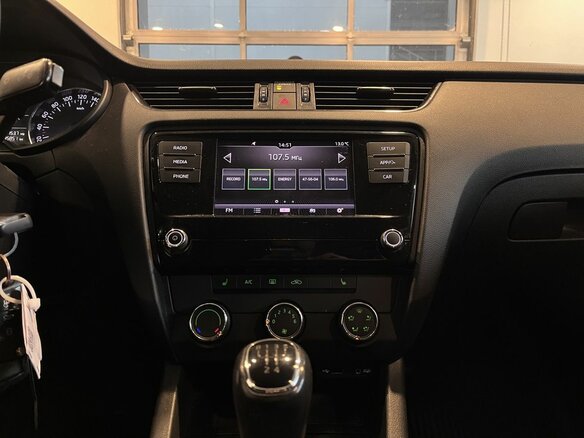 2017 Skoda Octavia III (A7) Рестайлинг, белый, 1540000 рублей - вид 12