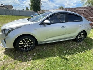 2020 Kia Rio IV Рестайлинг, серый, 1650000 рублей, вид 3